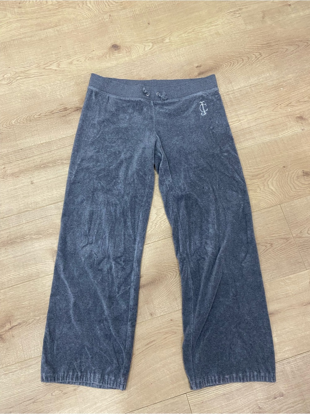 ‼️5 for $60 bundle‼️ Juicy Couture Charcoal Gray Velour low rise Capris